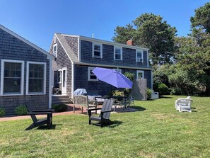 Outdoor dining - Classic Cape House Walking Distance to the Beach - Many recent upgrades (Chatham)