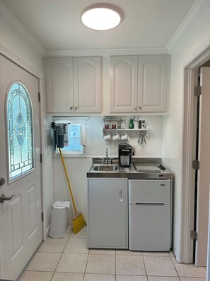 Jääkaappi, kahvin-/teenkeitin, leivänpaahdin