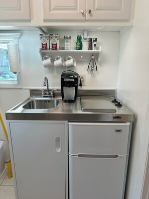 Refrigerador, cafetera y tetera, tostadora y utensilios de cocina