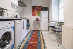 Fridge, microwave, oven, stovetop - MidTerm - Casa Iaia Budapest__ (Budapest)