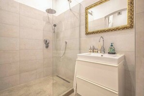 Free toiletries, hair dryer, towels, toilet paper - MidTerm - Casa Iaia Budapest__ (Budapest)