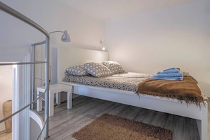 2 slaapkamers, een bureau, een strijkplank/strijkijzer, wifi