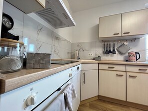 Frigorifero, microonde, forno, piano cottura