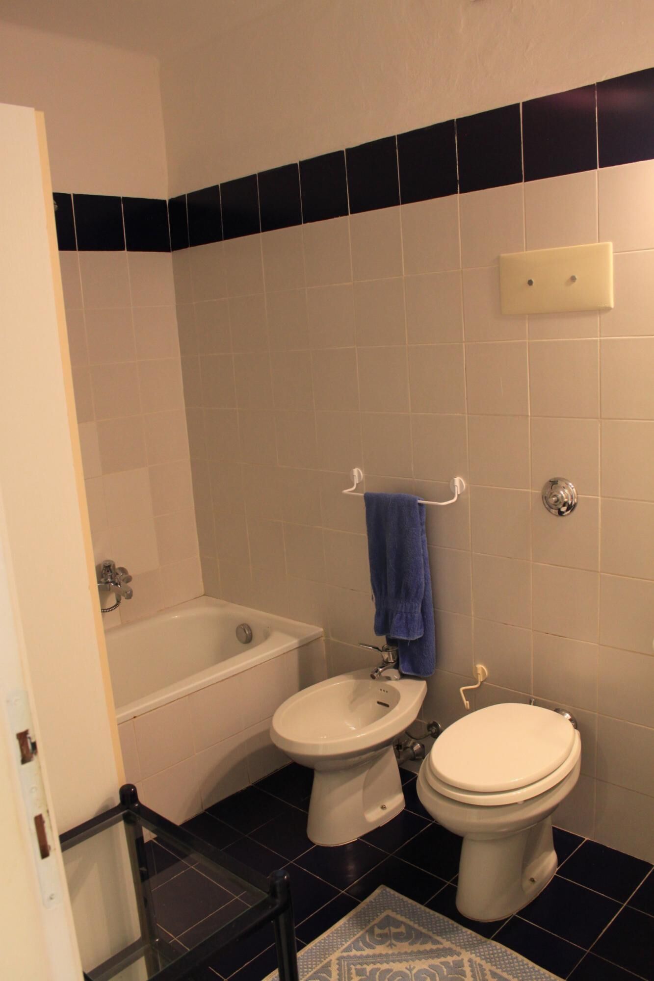 Ein Badezimmer mit Badewanne, Bidet und Toilette.
