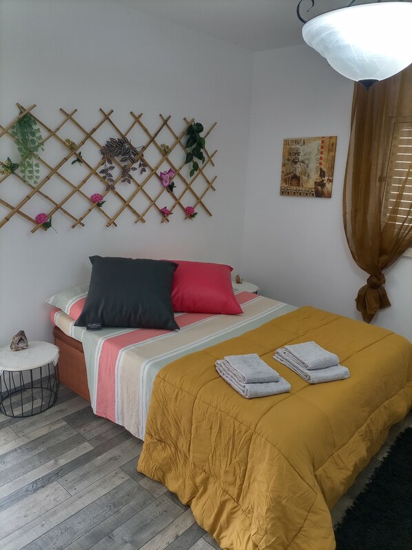 3 makuuhuonetta, silitysrauta/-lauta, ilmainen Wi-Fi, vuodevaatteet