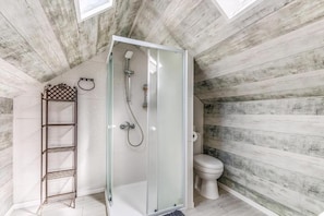 Shower, hair dryer, bidet, towels