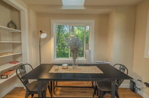 Dining - Sandpoint Retreat Sleeps 8 w/ Hottub and Bikes (Sandpoint)