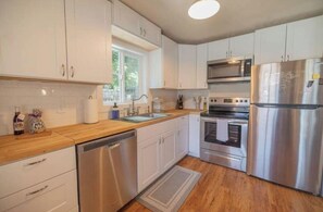 Een koelkast, een microgolfoven, een oven, een kookplaat