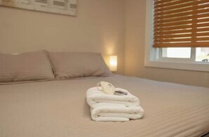 3 bedrooms, free WiFi, bed sheets - Sandpoint Retreat Sleeps 8 w/ Hottub and Bikes (Sandpoint)