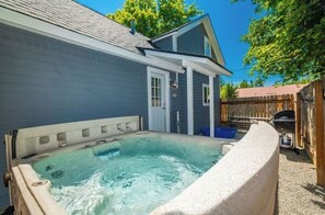 Terrace/patio - Sandpoint Retreat Sleeps 8 w/ Hottub and Bikes (Sandpoint)