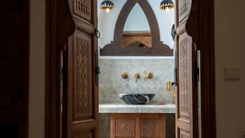 Villa Deluxe, baño en la habitación | Baño | Regadera, amenidades de baño de diseñador, secadora de cabello, toallas