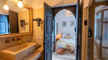 Kamar Double Standar, ensuite (Chambre double Standard) | Kamar mandi | Shower, perlengkapan mandi desainer, pengering rambut, dan handuk