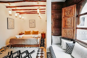 Romanttinen huvila, kylpyhuone makuuhuoneen yhteydessä (Romantic Balcony Room) | 1 makuuhuone, tallelokero huoneessa, äänieristys, silitysrauta/-lauta