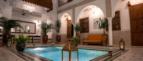 2 outdoor pools