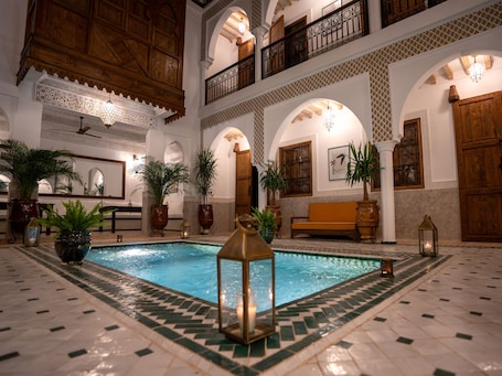 2 piscinas al aire libre. Riad Nelia