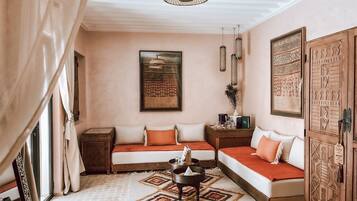 Habitación cuádruple, baño en la habitación (Signature) | 1 habitación, caja de seguridad en la habitación y insonorización