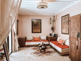 Riad Signature- Suite | Una cassaforte in camera, insonorizzazione, ferro/asse da stiro