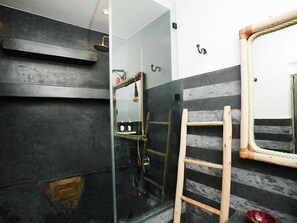 ห้องซูพีเรียดับเบิล, ห้องน้ำในตัว (Chambre double Supérieure) | ห้องน้ำ | ฝักบัว, ของใช้ในห้องน้ำระดับพรีเมียม, ไดร์เป่าผม, ผ้าเช็ดตัว