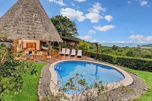 BOOK NOW and save-Tropical BeachVilla w Priv Pool

