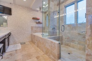 Bruser, hårtørrer, bidet, håndklæder