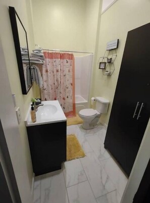 Serviettes fournies, savon, shampoing, papier toilette