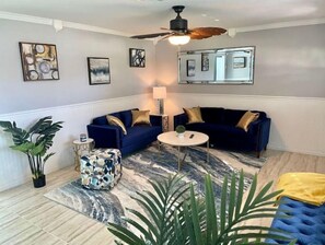 Téléviseur connecté, table de ping-pong, livres