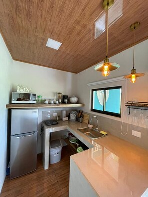 Refrigerador, microondas, cafetera/tetera, tostadora