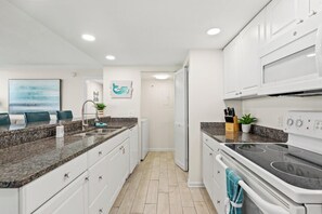 Frigorífico, microondas, horno y placa de cocina