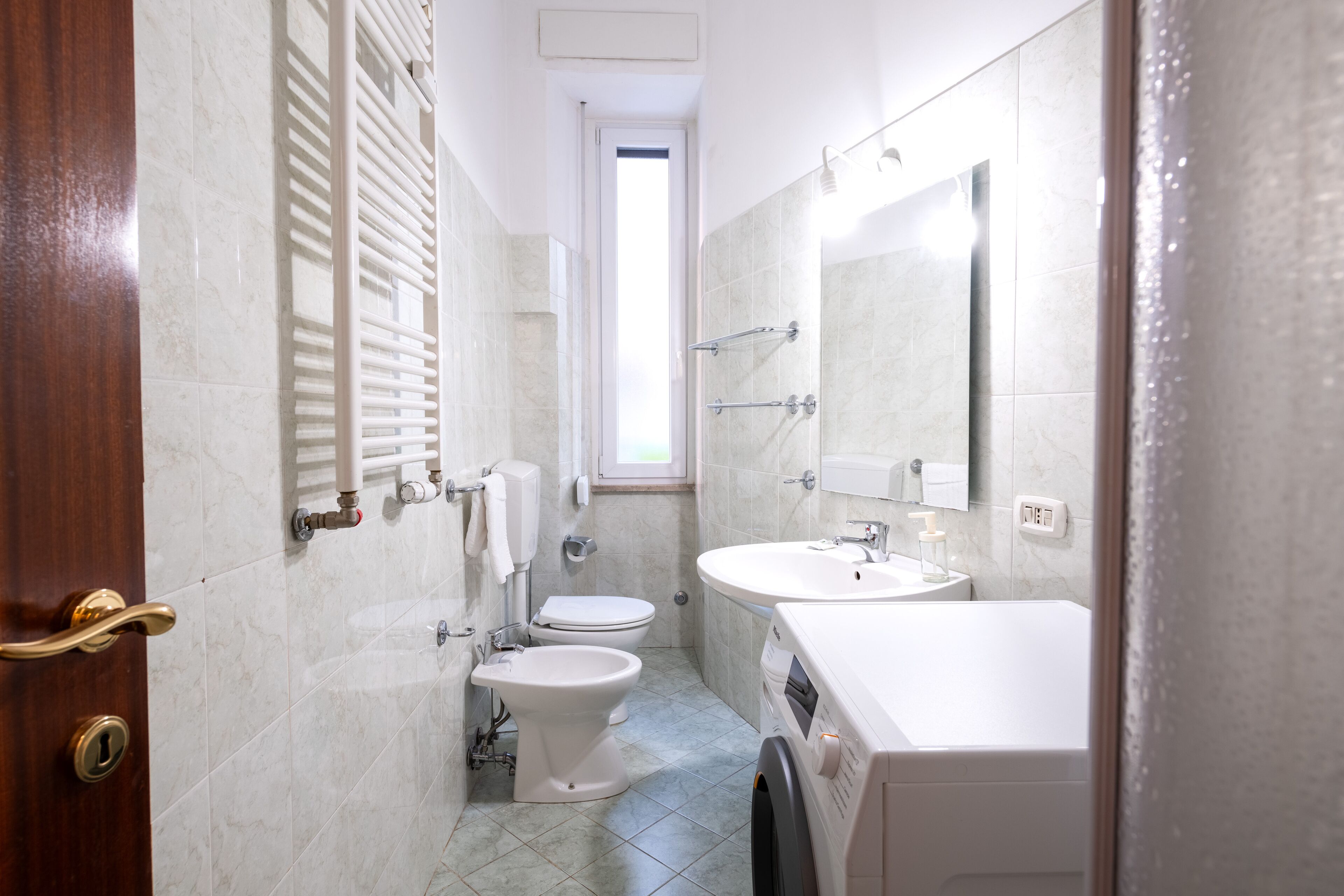 Bruser, bidet, håndklæder