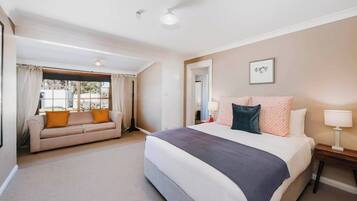 6 Schlafzimmer, Schreibtisch, Bügeleisen/Bügelbrett, Reisekinderbett