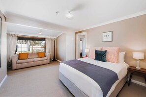 6 Schlafzimmer, Schreibtisch, Bügeleisen/Bügelbrett, Reisekinderbett