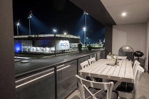 Outdoor dining - CBD International Apartments (Wagga Wagga)