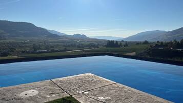 Een buitenzwembad en een verwarmd zwembad