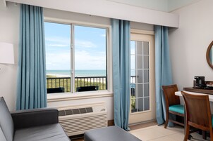 Una cassaforte in camera, postazione laptop, ferro/asse da stiro