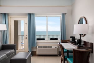 Széf a szobában és laptophoz jól használható munkafelület