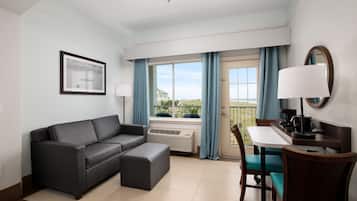 Caja de seguridad en la habitación y espacio para trabajar con laptop