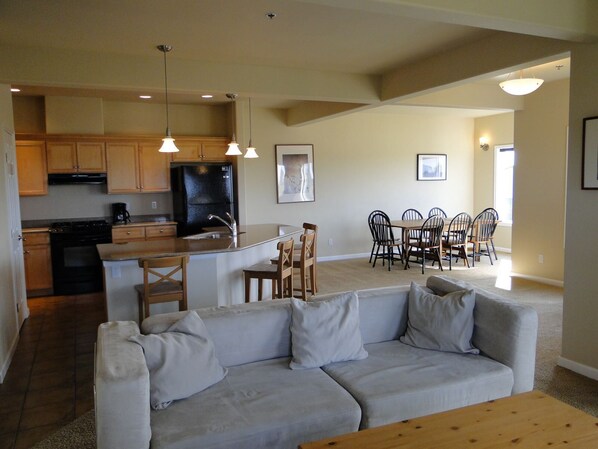 Fernseher, Kamin, DVD-Player