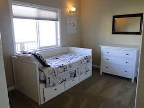 3 habitaciones, tabla de planchar con plancha, internet y ropa de cama 