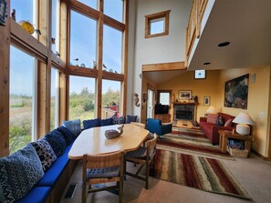 Fernseher, Kamin, DVD-Player