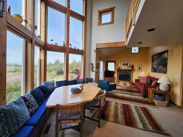 Fernseher, Kamin, DVD-Player