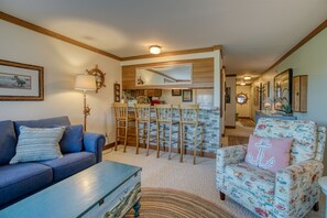 TV, fireplace, DVD player - Nautilus # 108 - Ocean Front Condos (Ocean Shores)