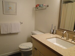 Badekar, hårtørrer, håndklæder