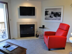 Televisión, chimenea y reproductor de DVD 