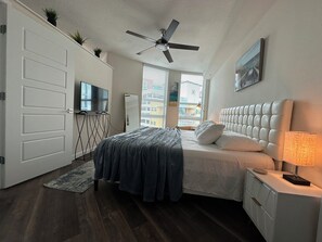 1 bedroom, desk, iron/ironing board, travel cot - Tampa Downtown King Suite suite with city view balcony (Tampa)