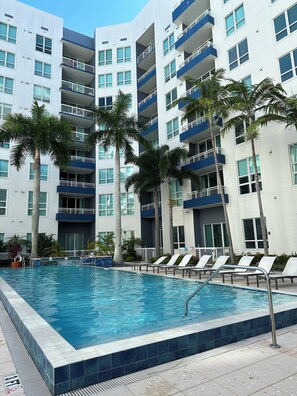 Outdoor pool, a heated pool - Tampa Downtown King Suite suite with city view balcony (Tampa)