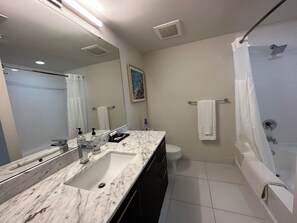 Hair dryer, towels, soap, shampoo - Tampa Downtown King Suite suite with city view balcony (Tampa)