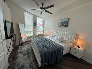 1 bedroom, desk, iron/ironing board, travel cot - Tampa Downtown King Suite suite with city view balcony (Tampa)