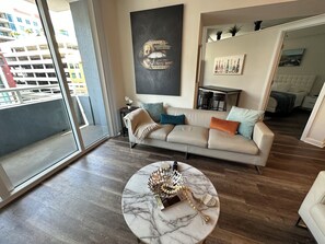 Smart TV, books - Tampa Downtown King Suite suite with city view balcony (Tampa)