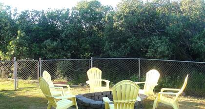 Anchor Beach Cottage - 3 bedroom with fenced yard