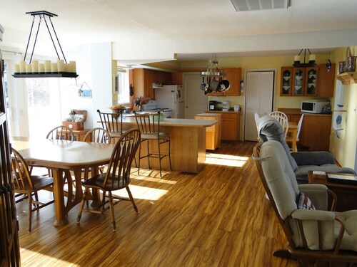 Anchor Beach Cottage - 3 bedroom with fenced yard